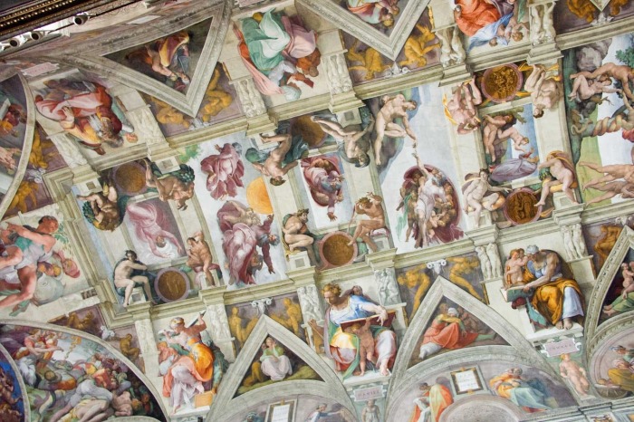 Микеланджело расписал потолок Сикстинской капеллы; на завершение работы ушло около четырёх лет (1508-1512 годы). \ Фото: images.bonnier.cloud.