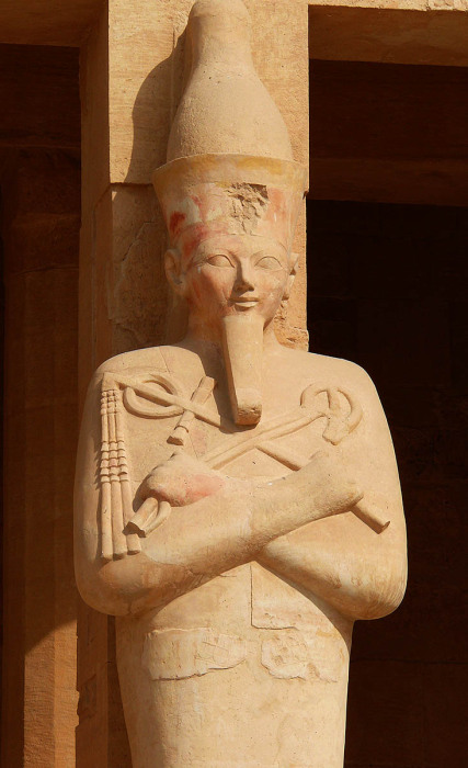 Статуя Хатшепсут по бокам её Погребального храма. \ Фото: pinterest.com.