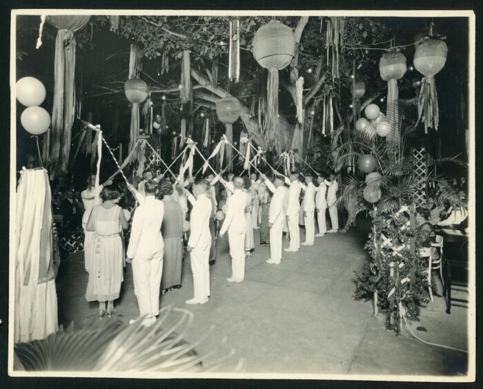 Снимок из гавайского фотоальбома, найденный у горничной отеля, 1927-1937 годы. \ Фото: houseofmirthphotos.com.
