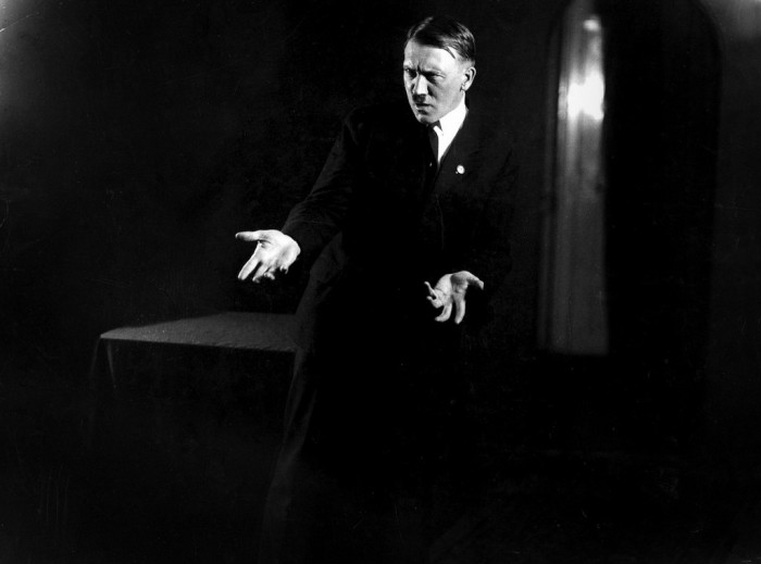 Гитлер во время репетиции. Автор фото: Генрих Гофман (Heinrich Hoffmann).