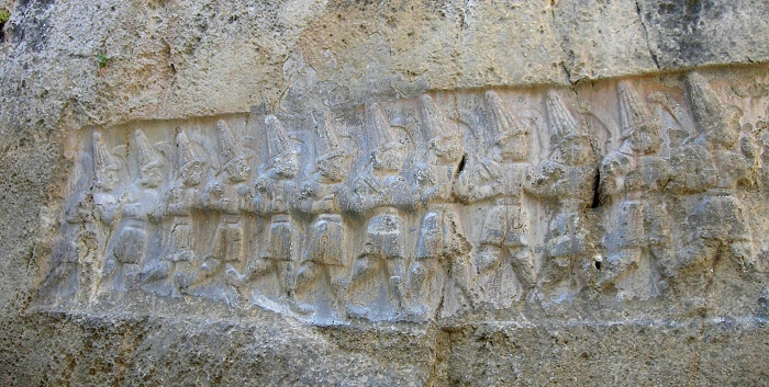 Рельеф, изображающий Двенадцать Богов Подземного мира хеттов, хеттское святилище Язылыкая. \ Фото: wikipedia.org.