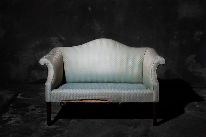 Старенький винтажный диван. Фото-проект «А что, если бы мебель стала людьми?». Автор фото: Horia Manolache.