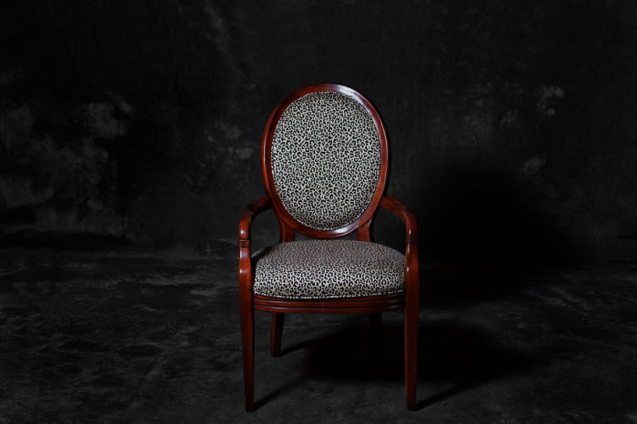 Утонченный леопардовый стул. Фото-проект «А что, если бы мебель стала людьми?». Автор фото: Horia Manolache.