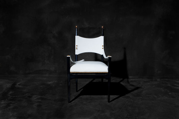 Кресло со сломанным подлокотником. Фото-проект «А что, если бы мебель стала людьми?». Автор фото: Horia Manolache.