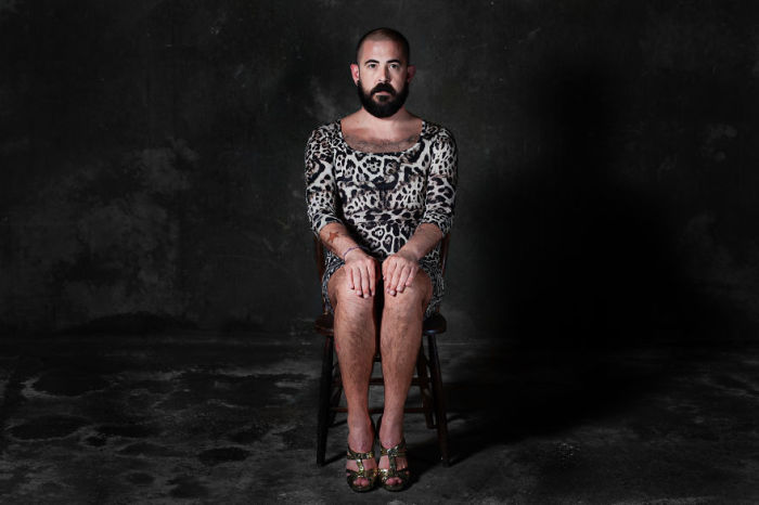 Мужчина олицетворяющий утонченный леопардовый стул с душою зверя. Фото-проект «А что, если бы мебель стала людьми?». Автор фото: Horia Manolache.