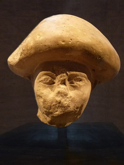 Чиновник в грибовидной шляпе раскопан в Аварисе, столице гиксосов. Датируется 1802-1640 годами до нашей эры. \ Фото: en.wikipedia.org.