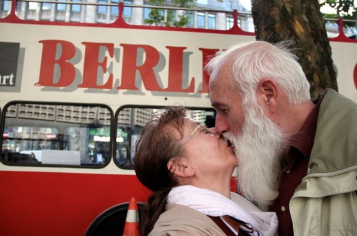 Любви все возрасты покорны. Снимок из серии  «Сто поцелуев». Автор фото: Игнасио Леманн (Ignacio Lehmann).