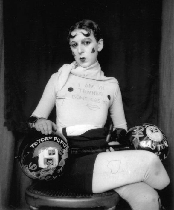 Автопортрет из серии Я на тренировке, не целуй меня, Клод Каон, 1927 год. \ Фото: monden.ro.