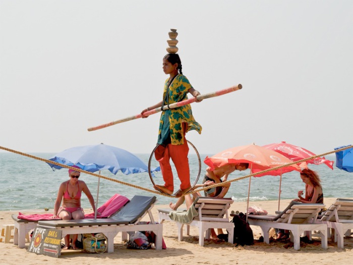 Выступление маленькой индуски на пляже Анджуна.