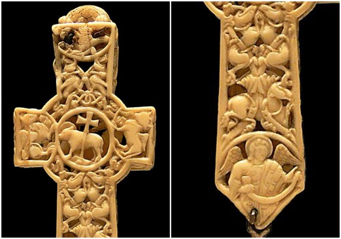 Англосаксонский крест из слоновой кости XI века (реликварий из моржовой кости).
