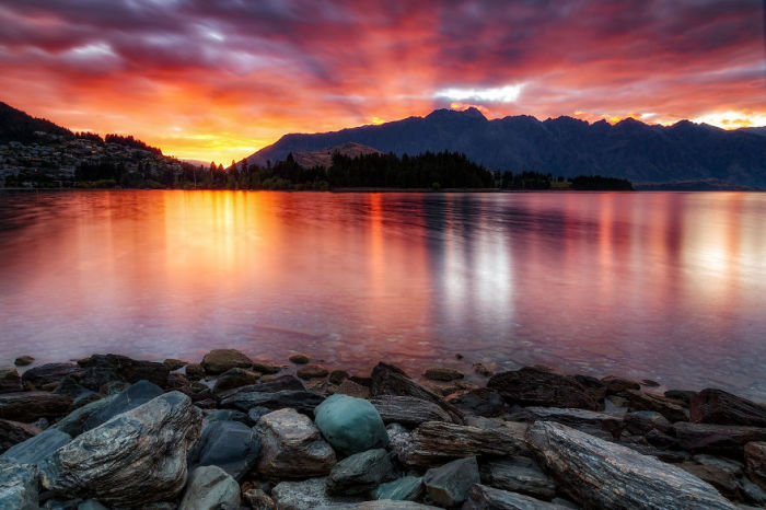 Горы Ремаркаблс и озеро Вакатипу, Квинстаун, Новая Зеландия. Автор: Jack Bolshaw и Marta Kulesza.