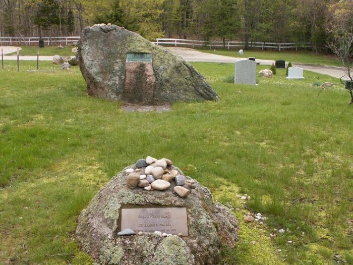 Могила Джексона Поллока позади, а могила Ли Краснер впереди на кладбище Грин-Ривер. \ Фото: i.pinimg.com.