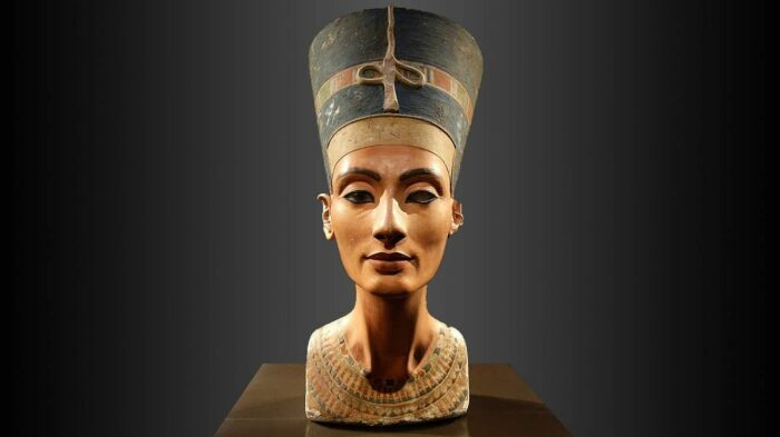 Бюст Нефертити, 1351-1334 до н. э. \ Фото: medium.com.