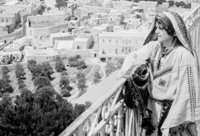 Женщина смотрит на Иерусалим с Елеонской горы, 1918 год.