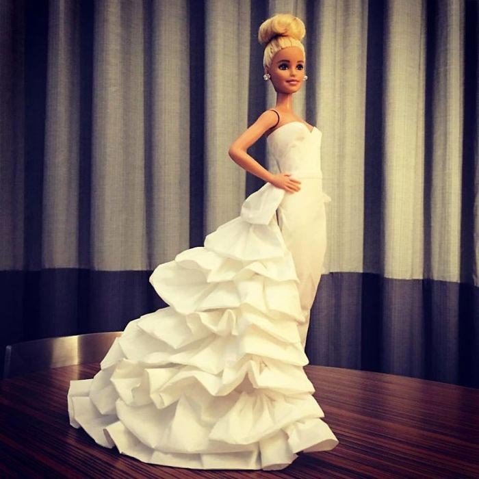 Барби демонстрирует одно из свадебных платьев. Автор: Jian Yang.