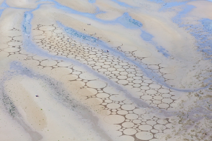 Такие красивые, но недолговечные узоры на песке. Автор: Jim Denevan.
