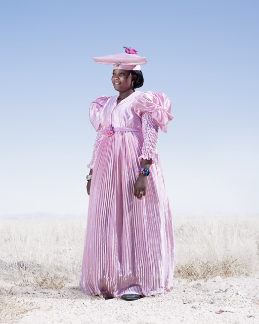 Гереро женщина в розовом платье, фото 2012 год. Автор фото: Джим Наугтен (Jim Naughten).