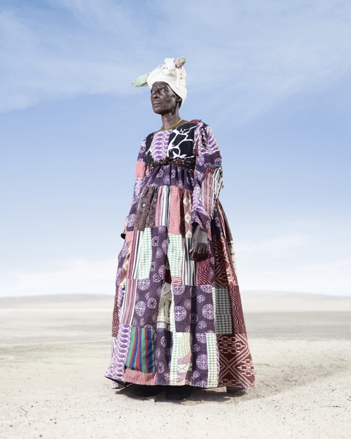 Женщина-гереро в штопаном платье, фото 2012 год. Автор фото: Джим Наугтен (Jim Naughten).