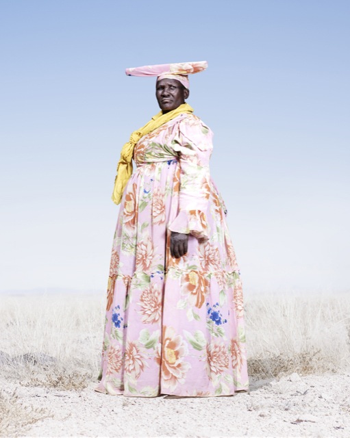Женщина-гереро в цветном платье, фото 2012 год. Автор фото: Джим Наугтен (Jim Naughten).