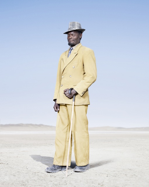 Мужчина-гереро в желтом костюме, фото 2012 год. Автор фото: Джим Наугтен (Jim Naughten).