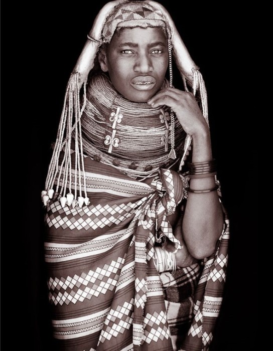 Необычные наряды племенных жителей Африки. Автор: John Kenny.