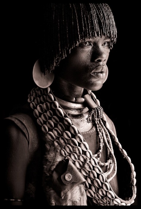 Девушка по имени Данчо, племена долины реки Омо, Эфиопия. Автор: John Kenny.