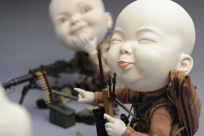 Вооружённые детишки. Автор Johnson Tsang.
