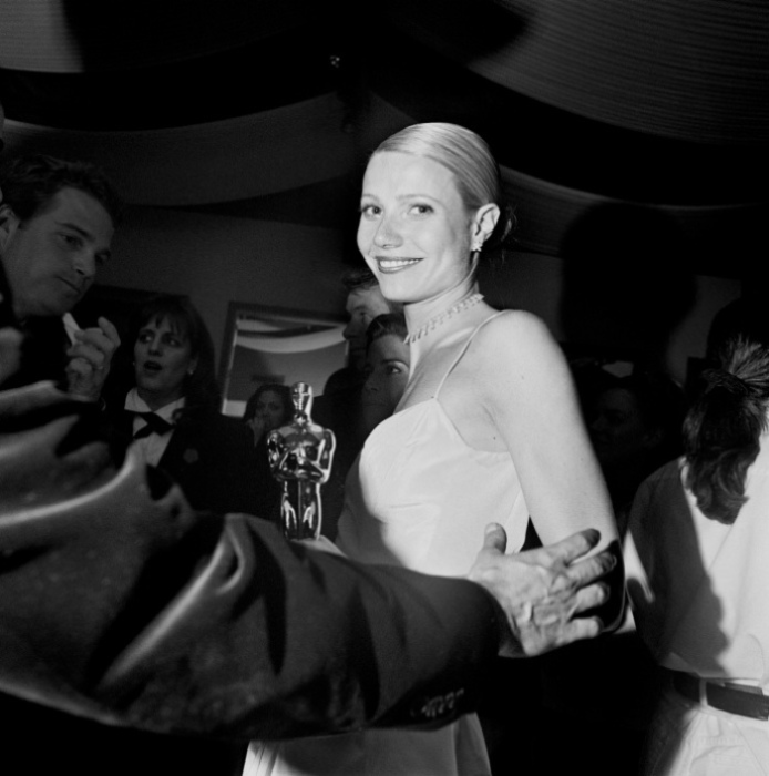 Гвинет Пэлтроу на вечеринке Vanity Fair Oscar, Западный Голливуд, март 1999 года. Автор: Jonathan Becker.