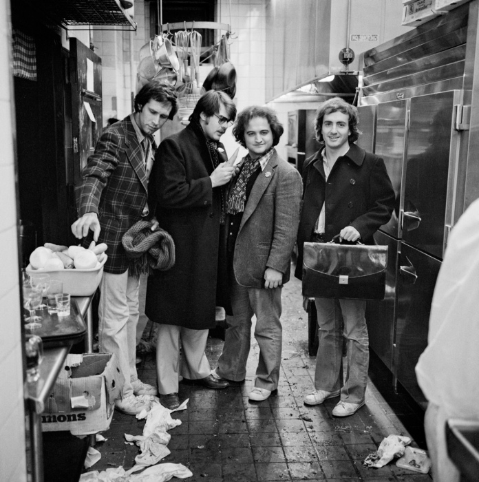 Чеви Чейз, Дэн Эйкройд, Джон Белуши и Лорн Майклз в Нью-Йорке, январь 1976 года. Автор: Jonathan Becker.