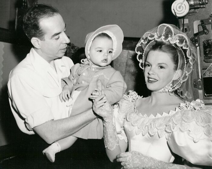 Винсент Минелли, Лайза Минелли и Джуди Гарленд на семейной фотографии 1946 года.