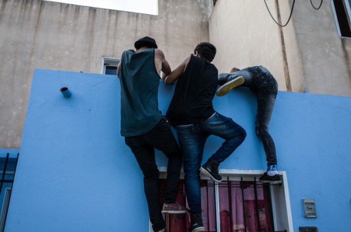 Ребята пытаются проникнуть внутрь одного дома в окрестности, чтобы украсть немного еды. Автор: Karl Mancini.