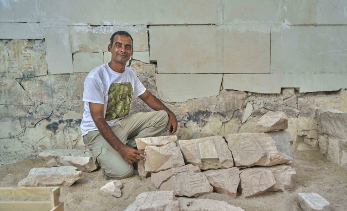  Египетский археолог Мухаммед Шабеб демонстрирует, как собрать воедино древнюю головоломку.