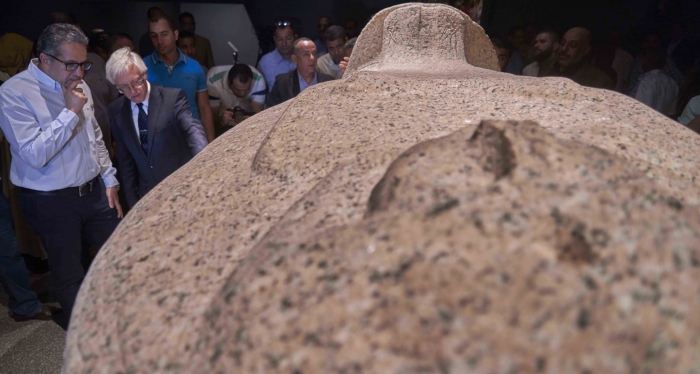 Министр древностей Египта Халед Аль-Анани пристально смотрит на саркофаг Tausert, демонстрирующийся впервые с момента его обнаружения.