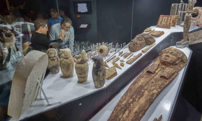 Министр древностей Египта и египтолог Елена Пищикова открыла временную выставку в Луксорском музее по случаю открытия гробниц.