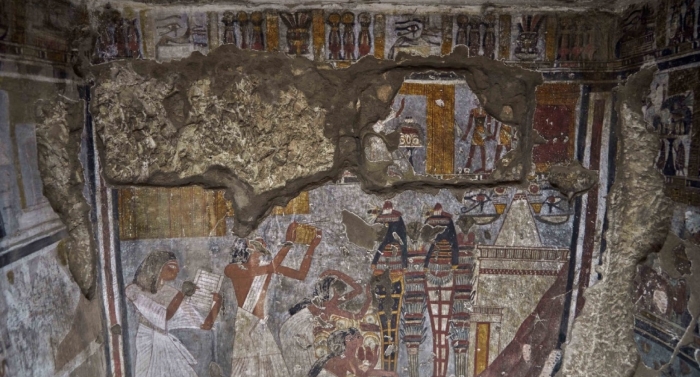  На фреске внутри гробницы изображен Рай, четвертый пророк Амона и его жена Мутемия.