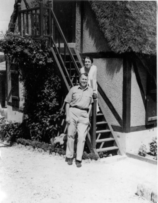 Екатерина Десницкая вместе с мужем Гарри Стоуном возле своего дома во Франции. \ Фото: yandex.ua.