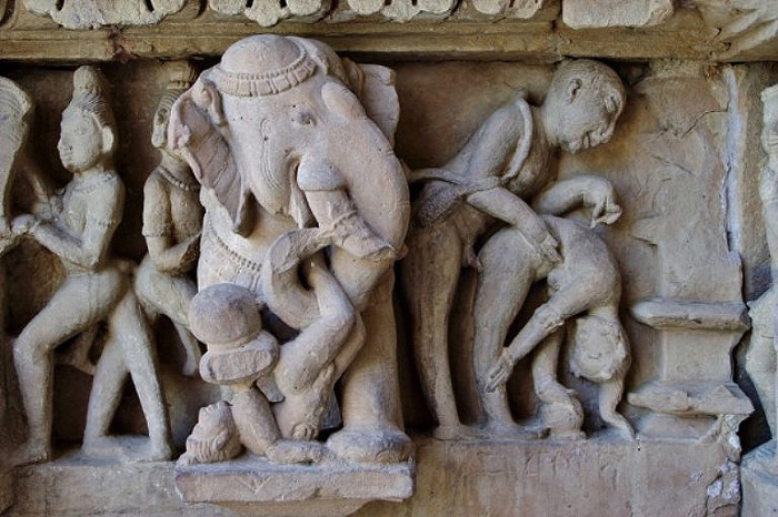 Еще издревле эротика в Индии символизировала космическое единство. Кхаджурахо.
