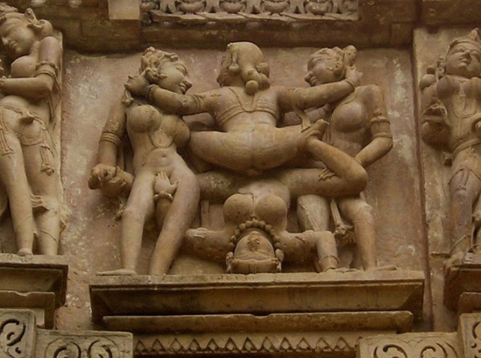 Откровенные эротические сцены. Скульптуры украшающие храм в деревне Кхаджурахо.