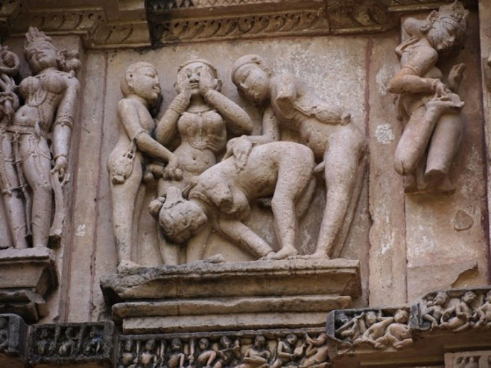 Еще одна из версий:  подобного рода любовные сцены изображенные на храмах, символизируют гармонию и счастье. Кхаджурахо.