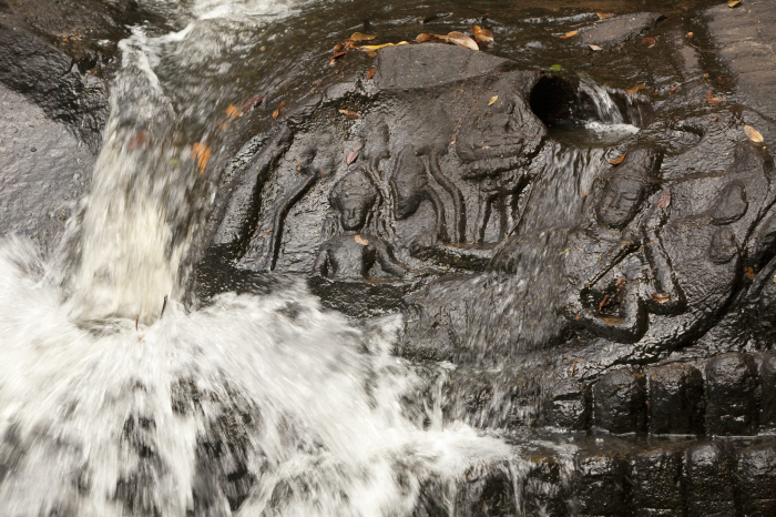 Кбал Спин на холмах Кулен и Пном Кулен имеют священные резные изображения на берегах рек, которые благословляют воду и делают её плодородной. \ Фото: lonelyplanet.com.