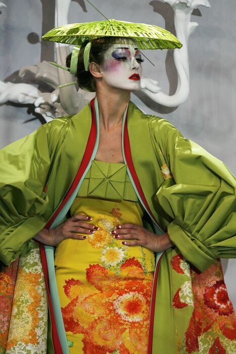 Анджела Линдвалл в кимоно от Джона Гальяно, коллекция Весна/Лето 2007 год. \ Фото: archidom.ru.