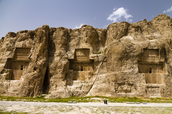 Ахеменидские гробницы Накш-э-Ростама, включая гробницы Ксеркса, Марвдашта, Фарса, Ирана, Азии. \ Фото: lorenzocafebar.com.