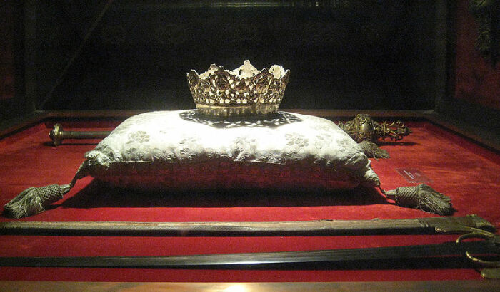 Корона Изабеллы Кастильской в Королевской капелле в Гранаде. \ Фото: blogspot.com.