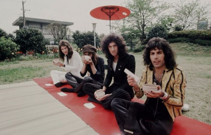 «Queen» в саду отеля, Токио, 22 апреля 1975 года. Автор: Koh Hasebe.