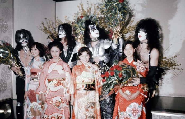 Группа «Kiss» и женщины в кимоно на торжественном приёме в Токио, март 1977 года. Автор: Koh Hasebe.