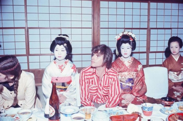 Вокалист Джон Фогерти и «Creedence Clearwater Revival» с гейшами на ужине в Токио, февраль 1972 года. Автор: Koh Hasebe.