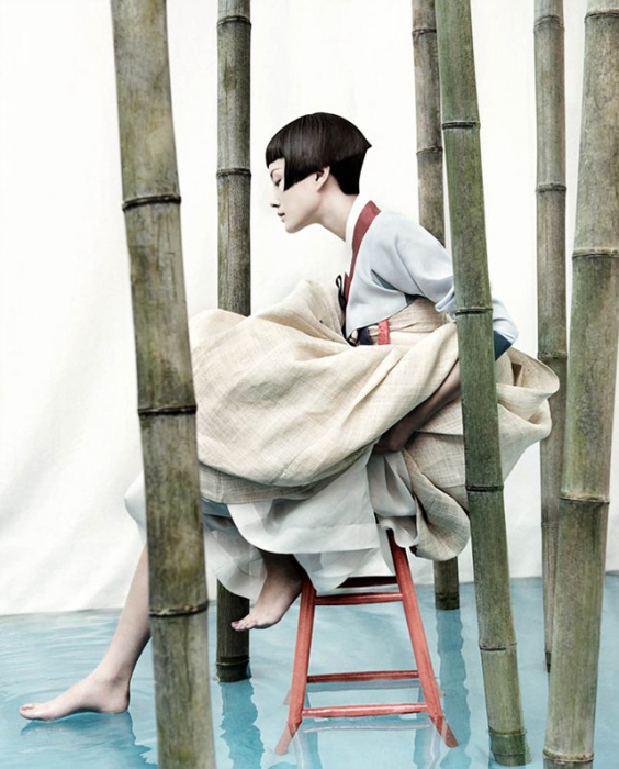 Девушка в традиционном наряде. Работы корейского фотографа Кенг Ким Су (Kyung Kim Soo). 