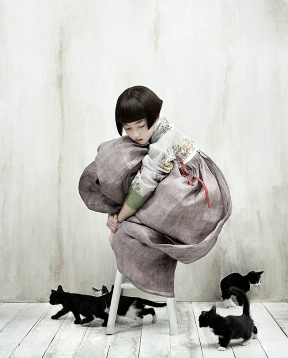 Девочка на табуретке. Работы корейского фотографа Кенг Ким Су (Kyung Kim Soo). 