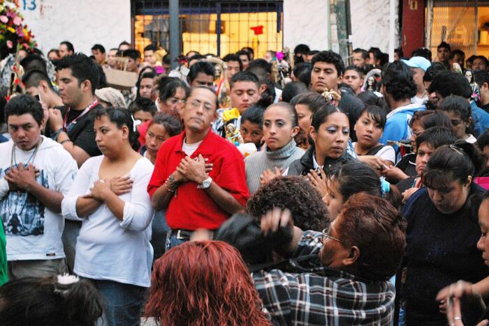 Преданные молятся Санта Муэрте, Мексика. \ Фото: bing.com.