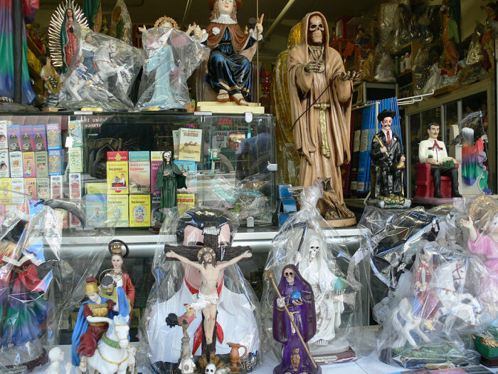 Фигурки Санта Муэрте наряду с другими предметами мексиканского почитания (Иисус, Мария) выставлены на продажу в магазине на Бродвее в центре Лос-Анджелеса. \ Фото: bing.com.